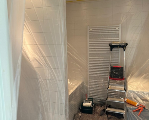 Binnen schilderwerk plafond badkamer