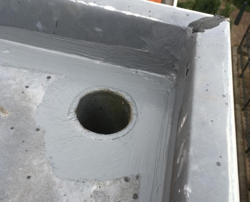 gerepareerde geschilderde dakbedekking met regenwaterafvoer
