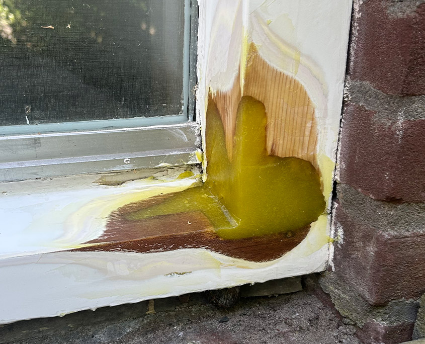 houtrot herstel: het kozijn is opgebouwd met Repair Care en nauwkeurig in model gebracht.