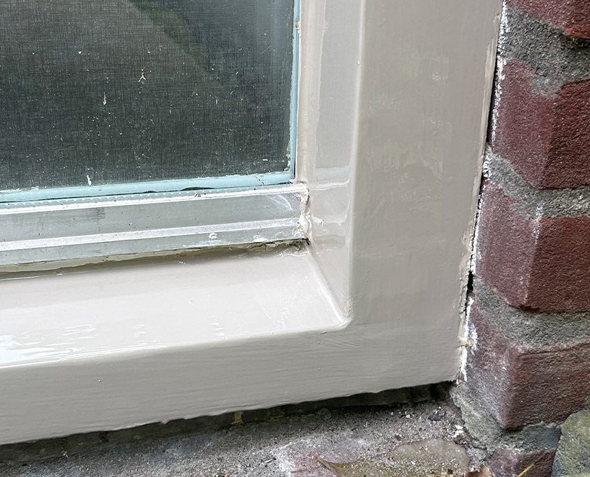 houtrot herstel: na het schilderwerk ziet het kozijn er weer strak, verzorgd en als nieuw uit.