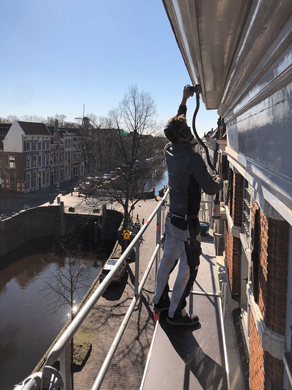 Van den Dorpel schilders aan het werk op de steiger bij De Moriaan Gouda. Werkwijze schilderen